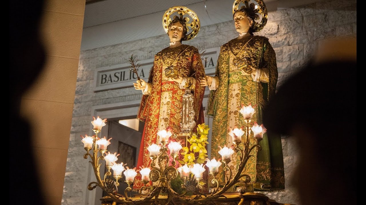 La replica del rientro della processione dei Santi Medici