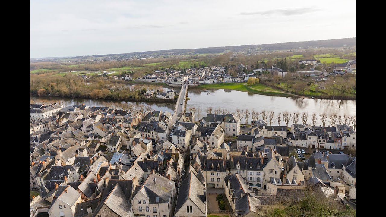 Chinon de bas en haut