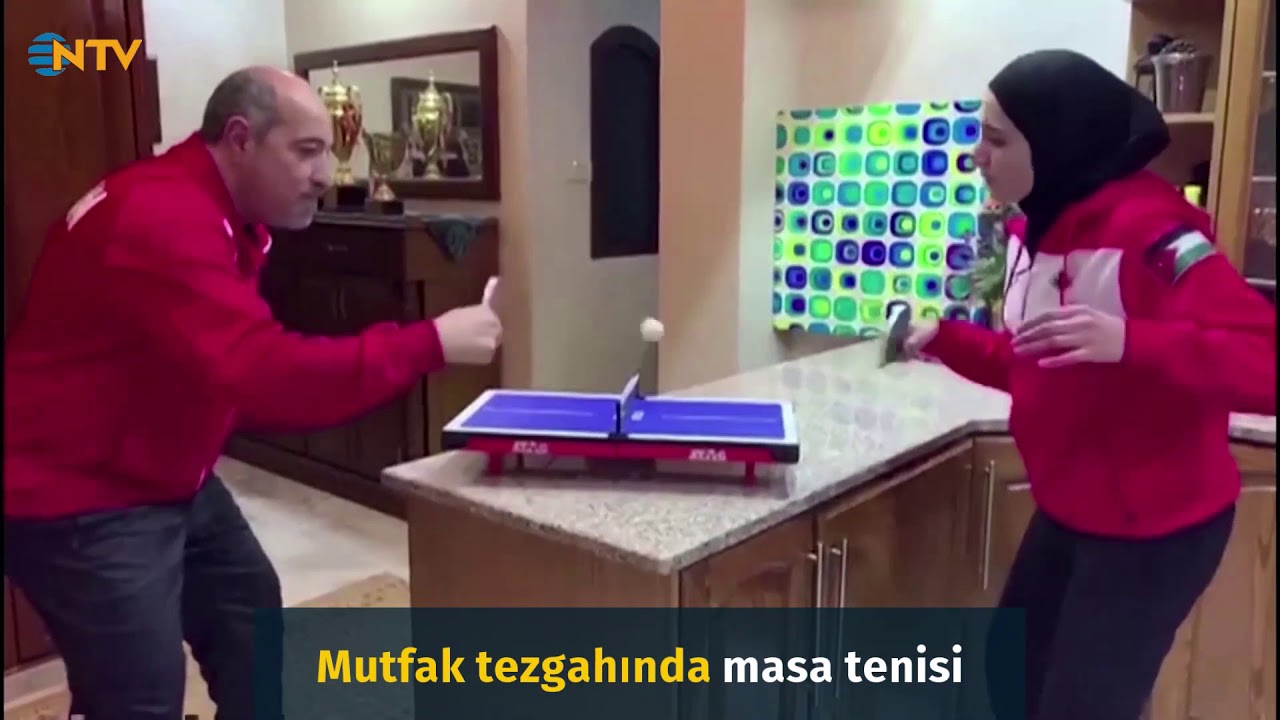 Mutfak tezgahında masa tenisi