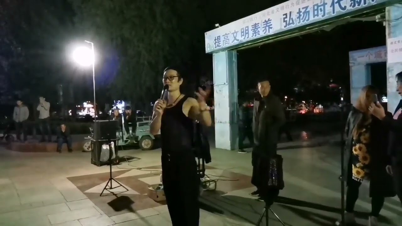 Beautiful girls and handsome guys lead the dance together, Brother Jian greets the veterans