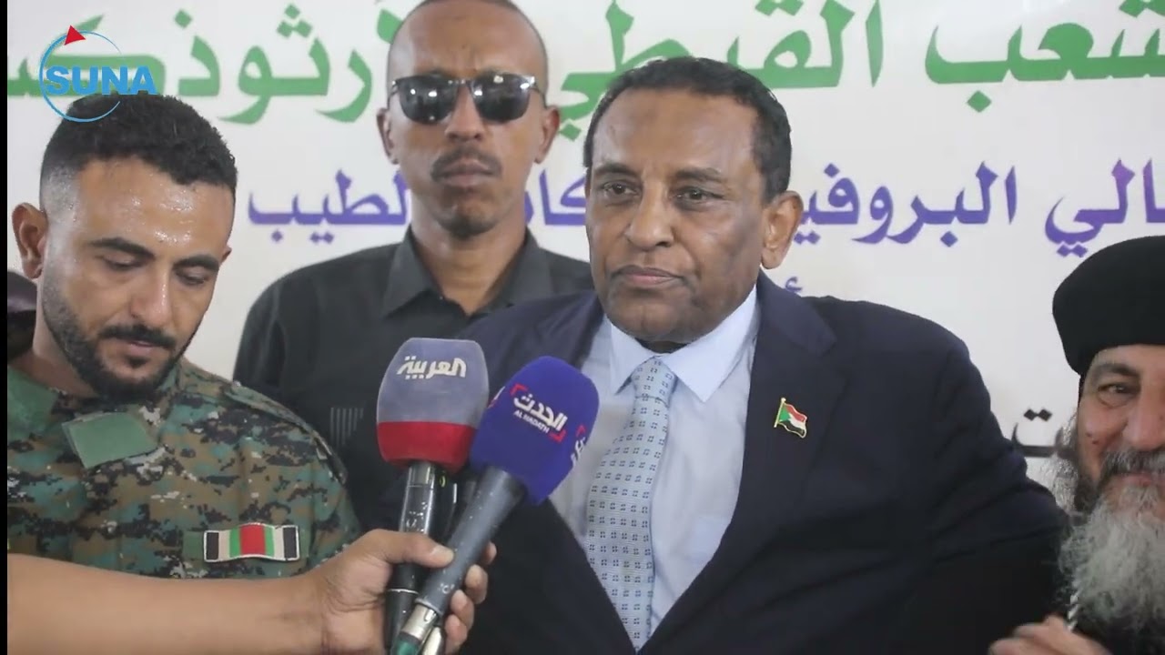 رئيس الوزراء يلتقى بعدد من المواطنين الأقباط بكنيسة العذراء بأمدرمان