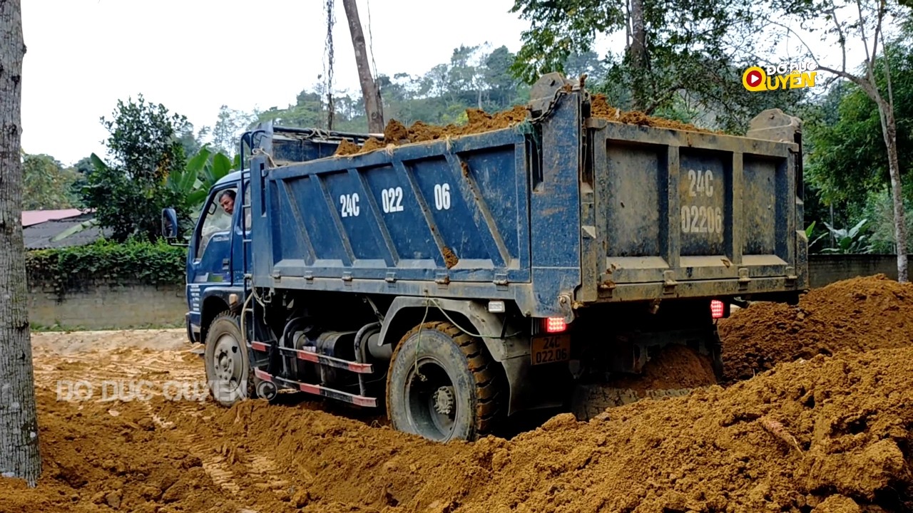 Xe Ôtô tải ben Thaco chở đất màu vào đổ lấn để cải tạo vườn trồng trọt
