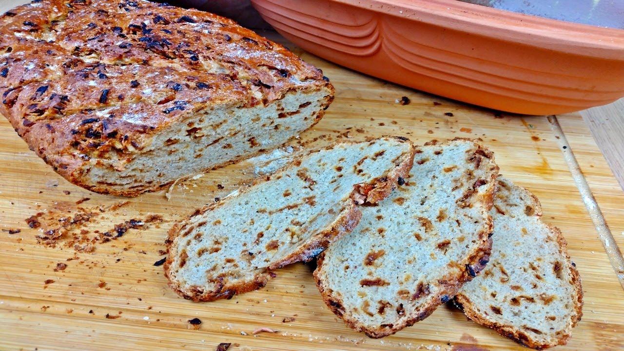 Rezept: R&ouml;stzwiebelbrot ganz einfach im R&ouml;mertopf selber backen / Zwiebelbrot leicht gemacht