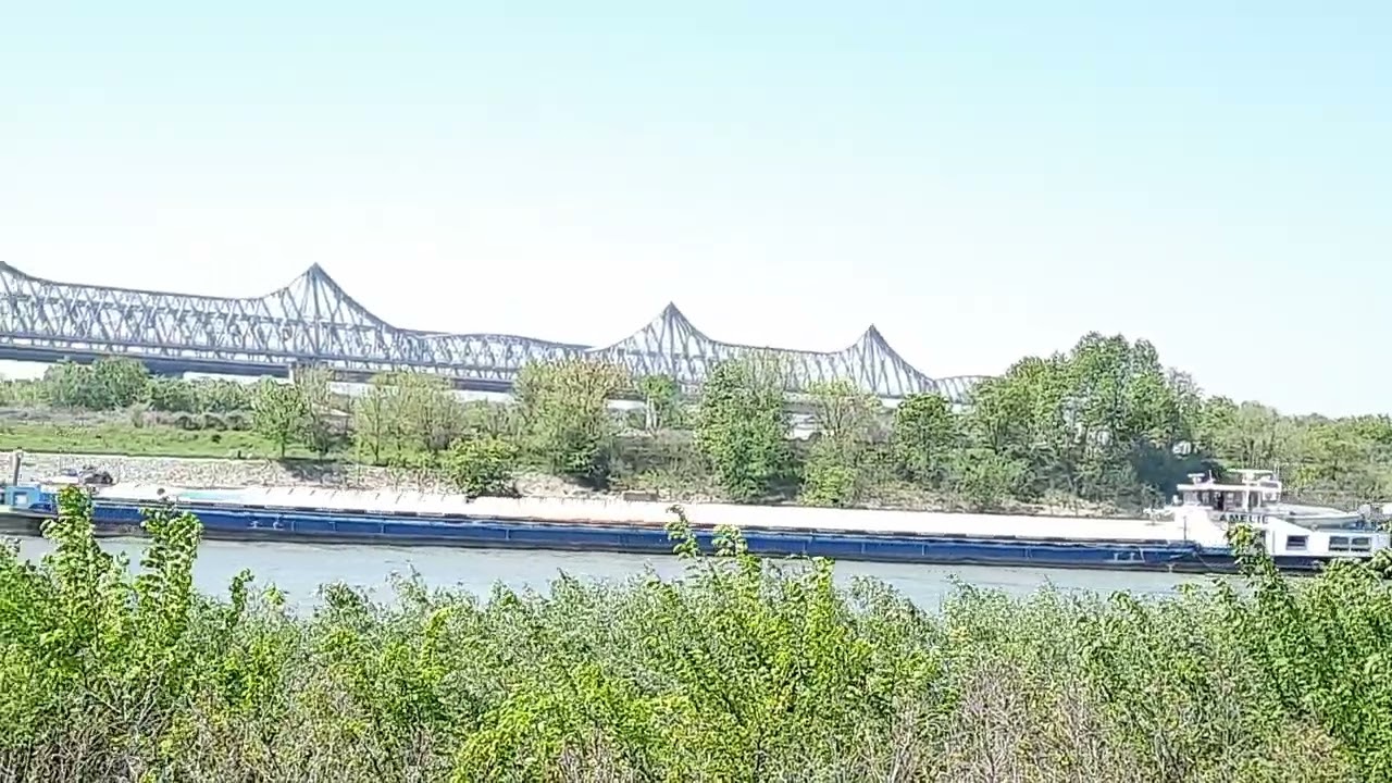 Barjă trecând pe canalul Dunăre - Marea Neagră, la Cernavodă (jud. Constanța)