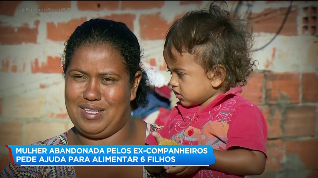 MULHER ABANDONADA PELOS EX-COMPANHEIROS PEDE AJUDA PARA ALIMENTAR 6 FILHOS