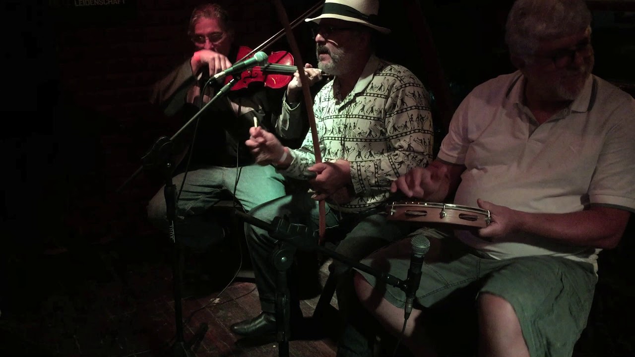 Berimbau, violino e pandeiro