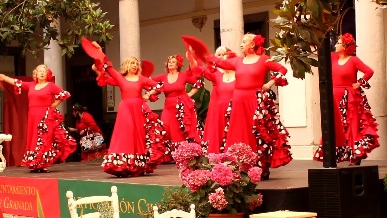 El patio en el Corpus: Grupo de Flamencoterapia del Centro Civico Norte bailando Tatiana Delalvz Olé