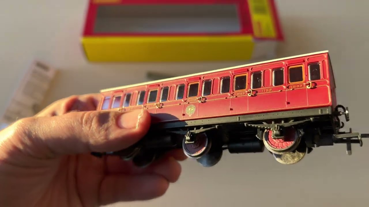 Hornby 3rd Class NBR 6 Wheel Coach Unboxing And Review