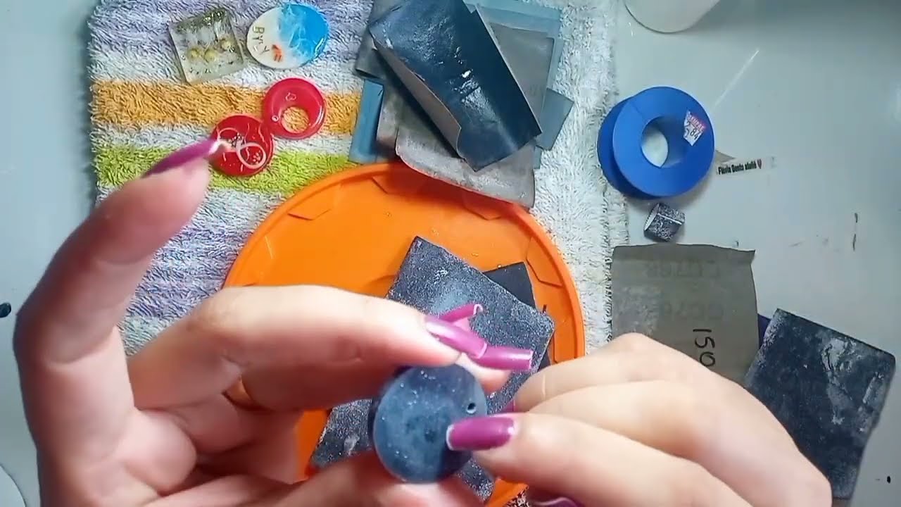 Para o lixamento e polimento de joias de resina poliéster cristal.