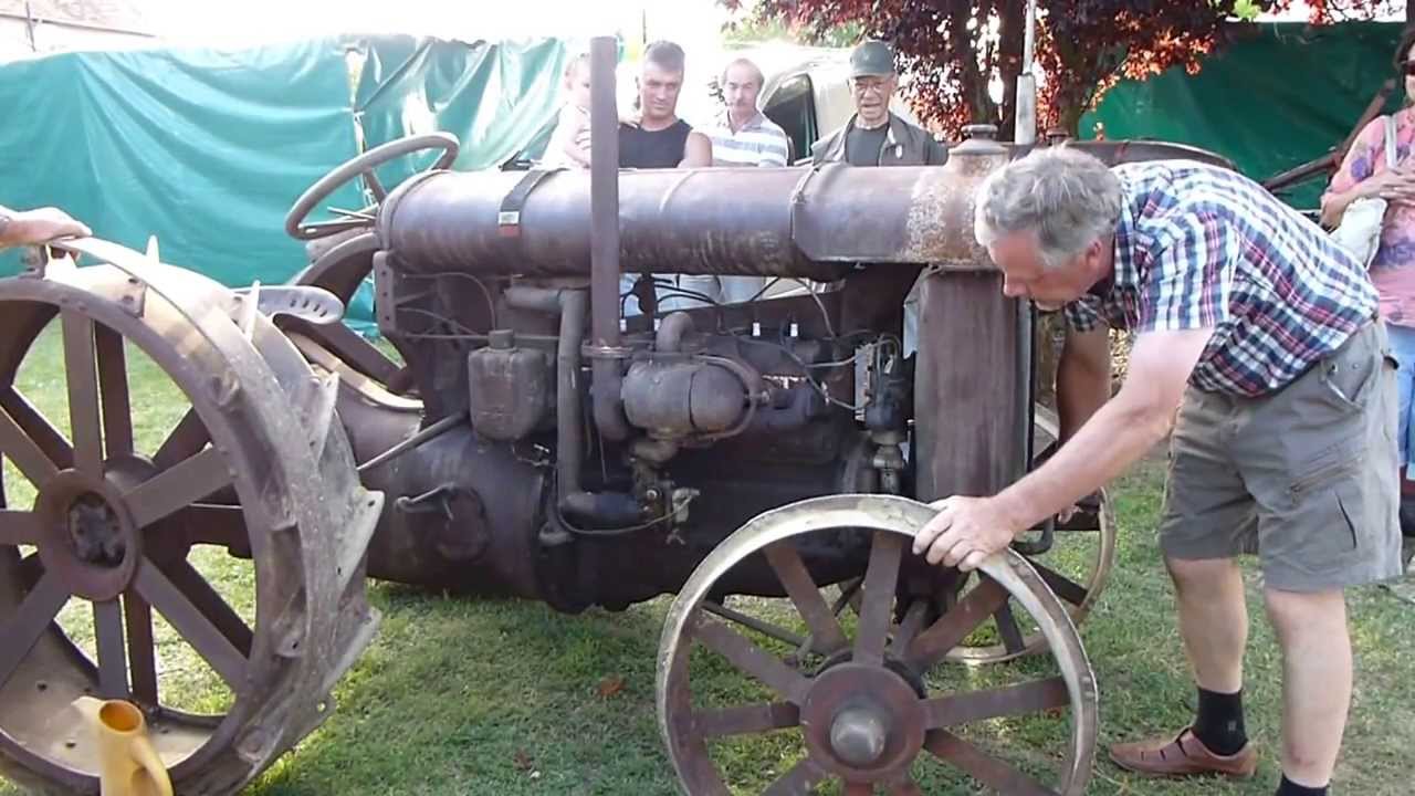 Démarrage d'un très vieux tracteur Sarsay 2013 Fête de la batteuse
