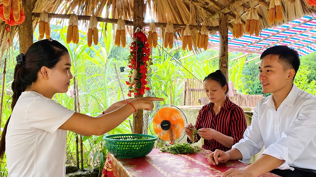 Nhat made Mui visibly happy when he admitted that she only wanted to work with him