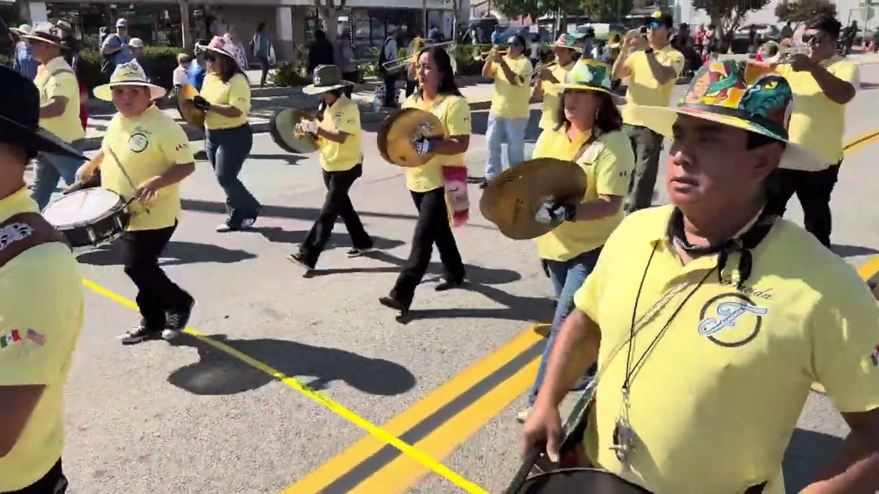 DESFILE DEL ELOTE 🌽 EN LA CIUDAD DE LA HABRA CALIFORNIA BANDA FANTASMA 👻 🎺 Y LOS CHINELOS.