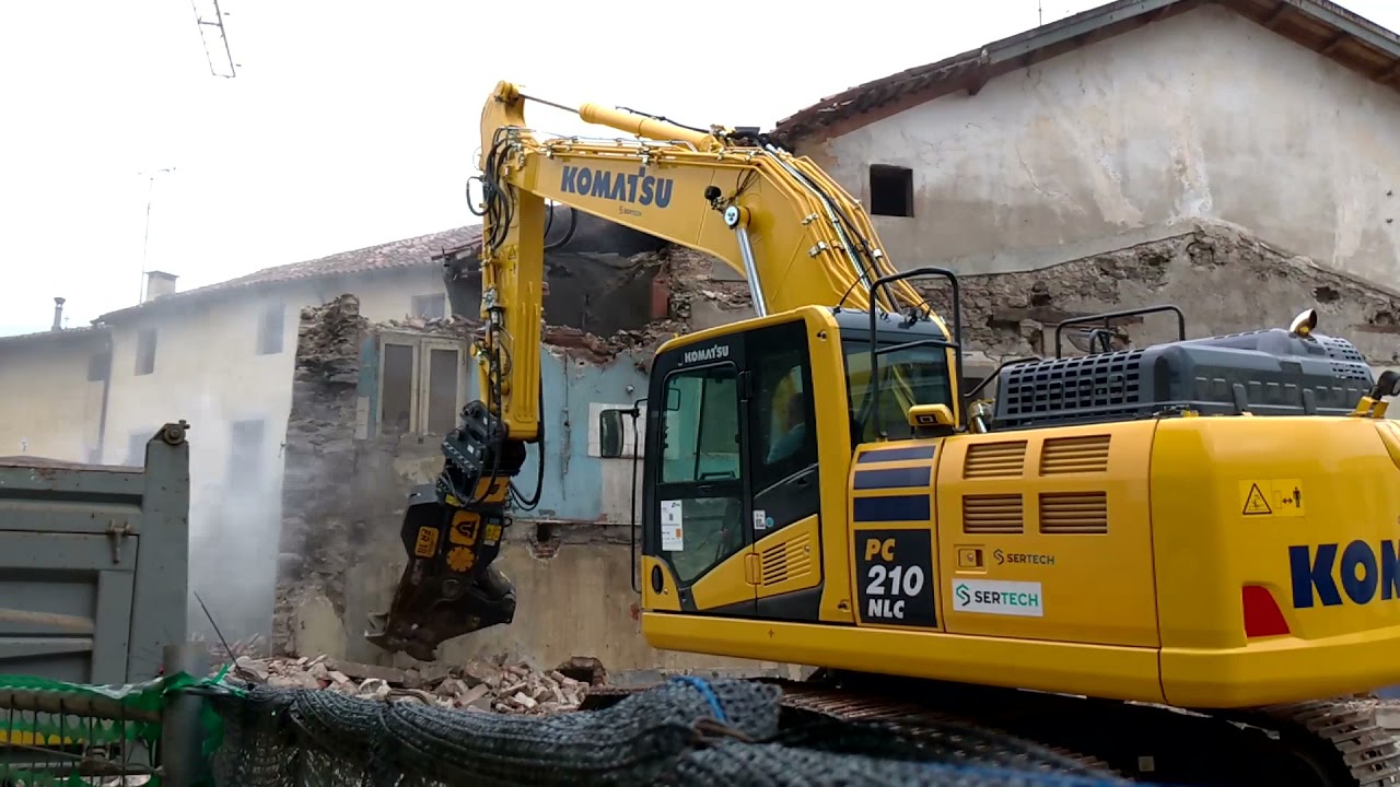 Old house demolition by KOMATSU PC210NLC in Cividale del Friuli, Italy
