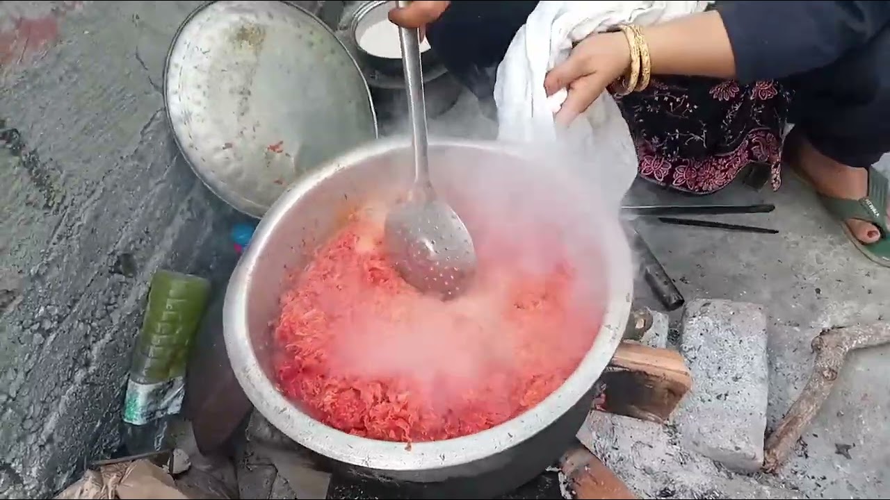 Aaj banaya gajar ka halva yummy tasty chhat per chulhe per 🥕😋