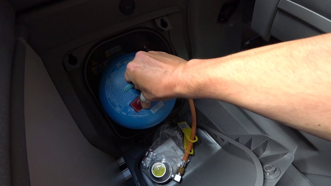 California Beach 6.1 : mise en service de la mini cuisine et  installation de la bouteille de  gaz