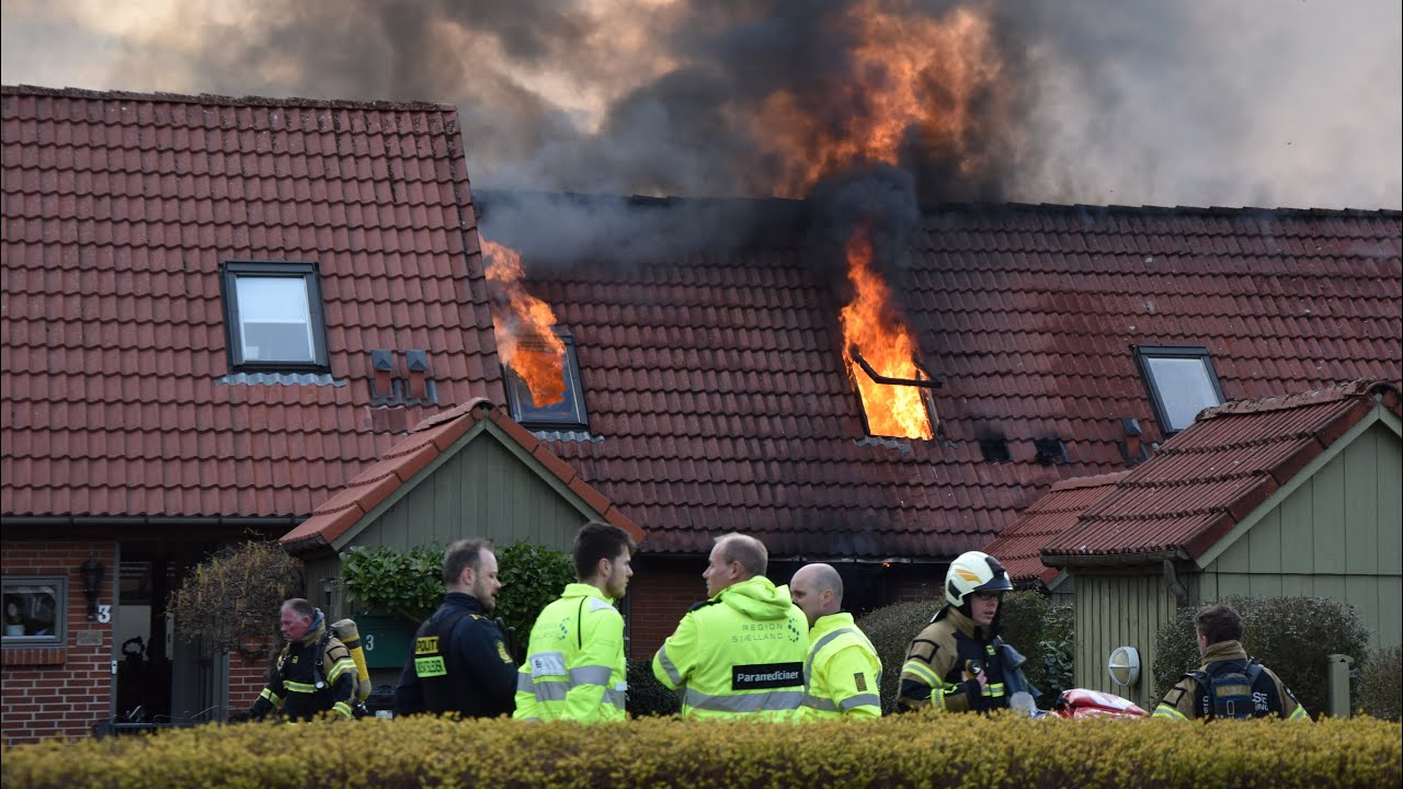 Voldsom brand i villa/rækkehus. Person omkommet. 12/4-2022.
