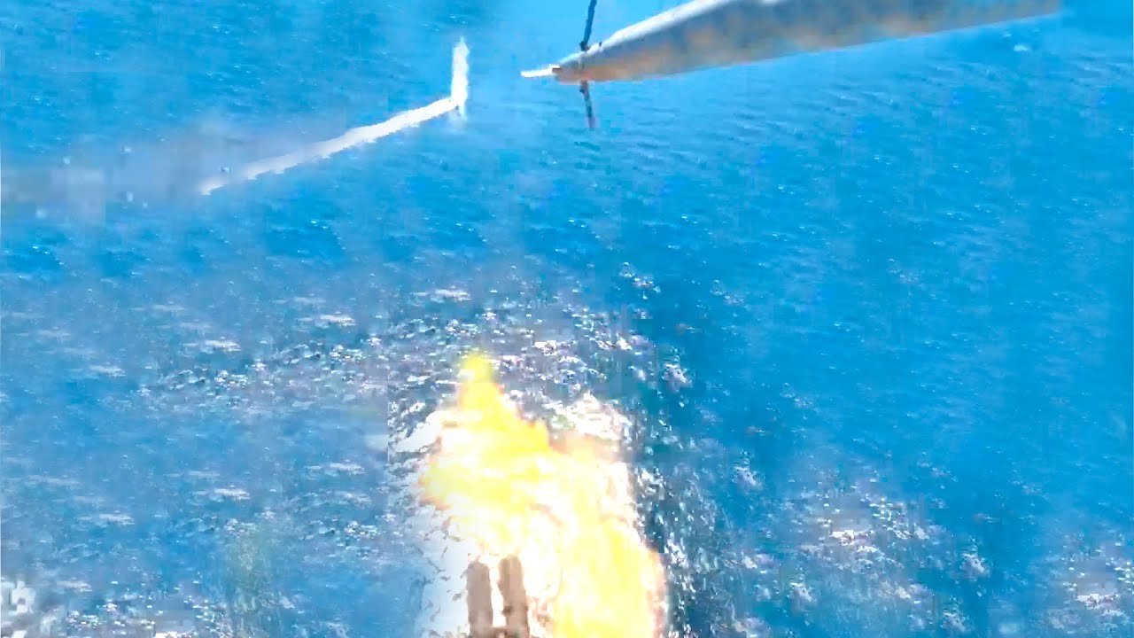 Helikopter Mi-35 atakuje ukraiński dron morski MAGURA z armatą GSh-23