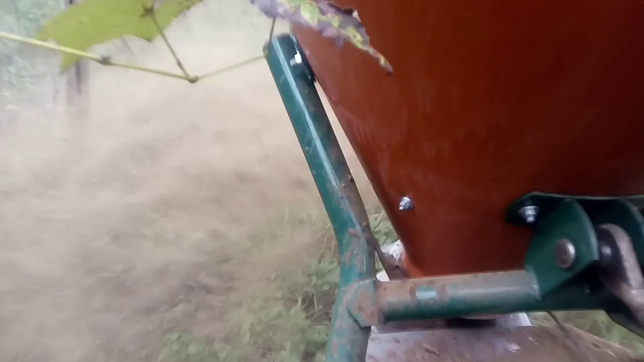 Espalhando esterco com o trator yanmar 1145.4 espalhador icomagri 400p ângulo 2