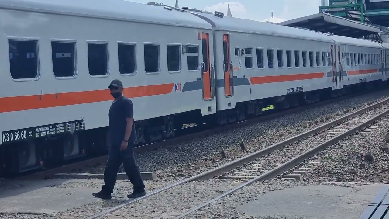 @WandaTau-ru8uu Baraya panasnya weedun pisan #keretaapi 