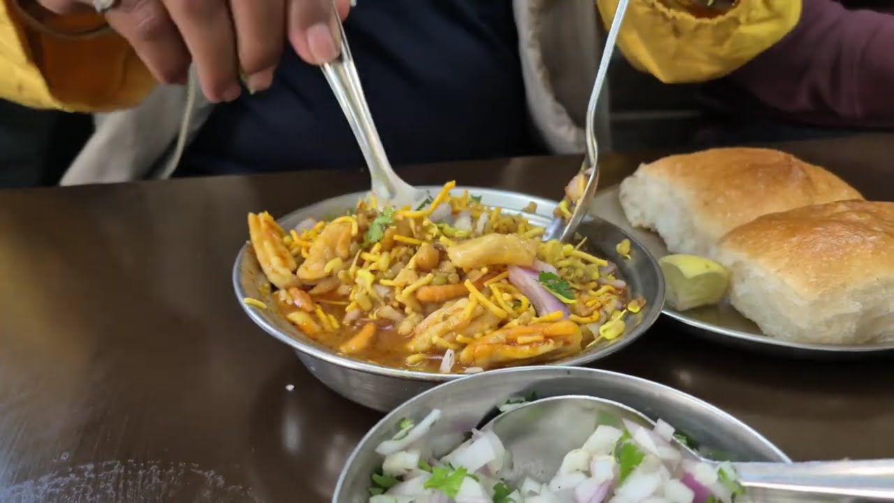 Special  Misal In Pune | पुण्यातील स्पेशल मिसळ 😋 #misalpav #misalpavlove #pune #pimprichinchwadfood