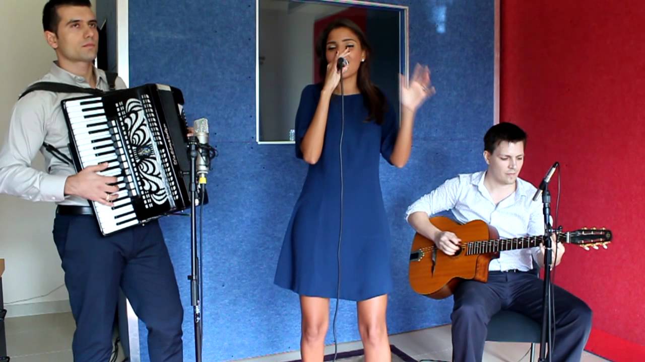 Wonderful Nostalgic French Jazz Trio with Female Singer and Accordion - Dubai Entertainers