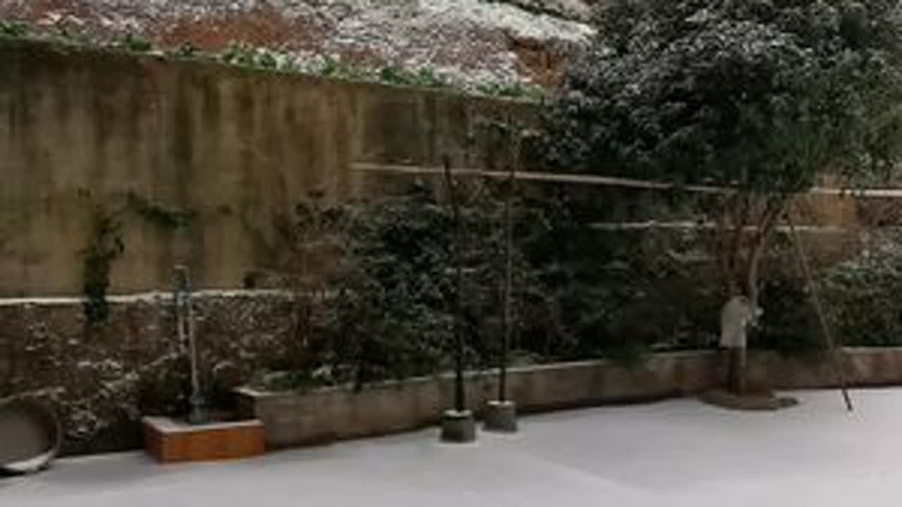 昨天大寒节.昨天晚上雪花飘：今天早上拍下房前屋后的冰雪景观欣赏一下！