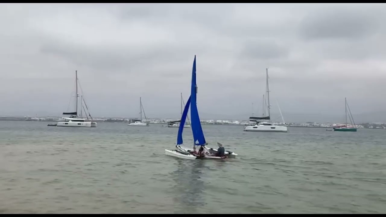 Trimaran modelo Virus Plus (Virus Boats) en la Ria Formosa (Portugal), agosto 2022