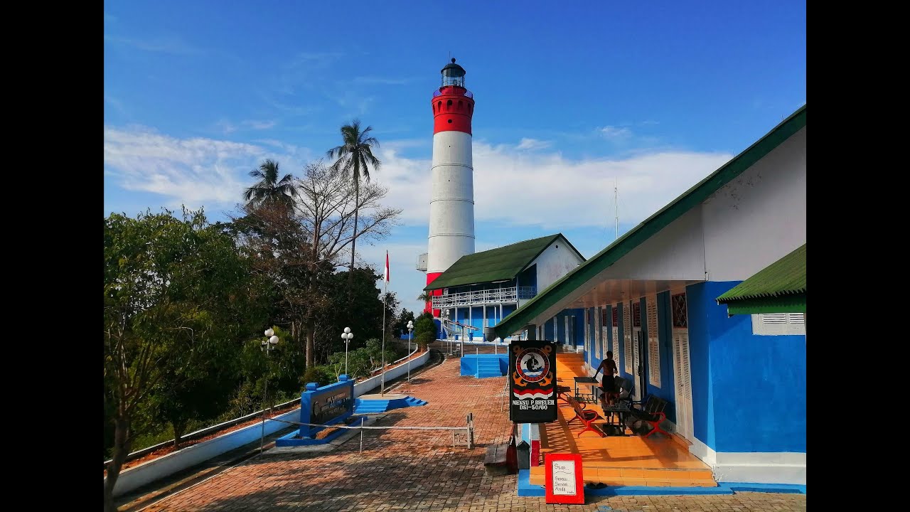 Маяк на острове Breueh, Aceh. Lighthouse on the island Breueh. Indonesia, Sumatra