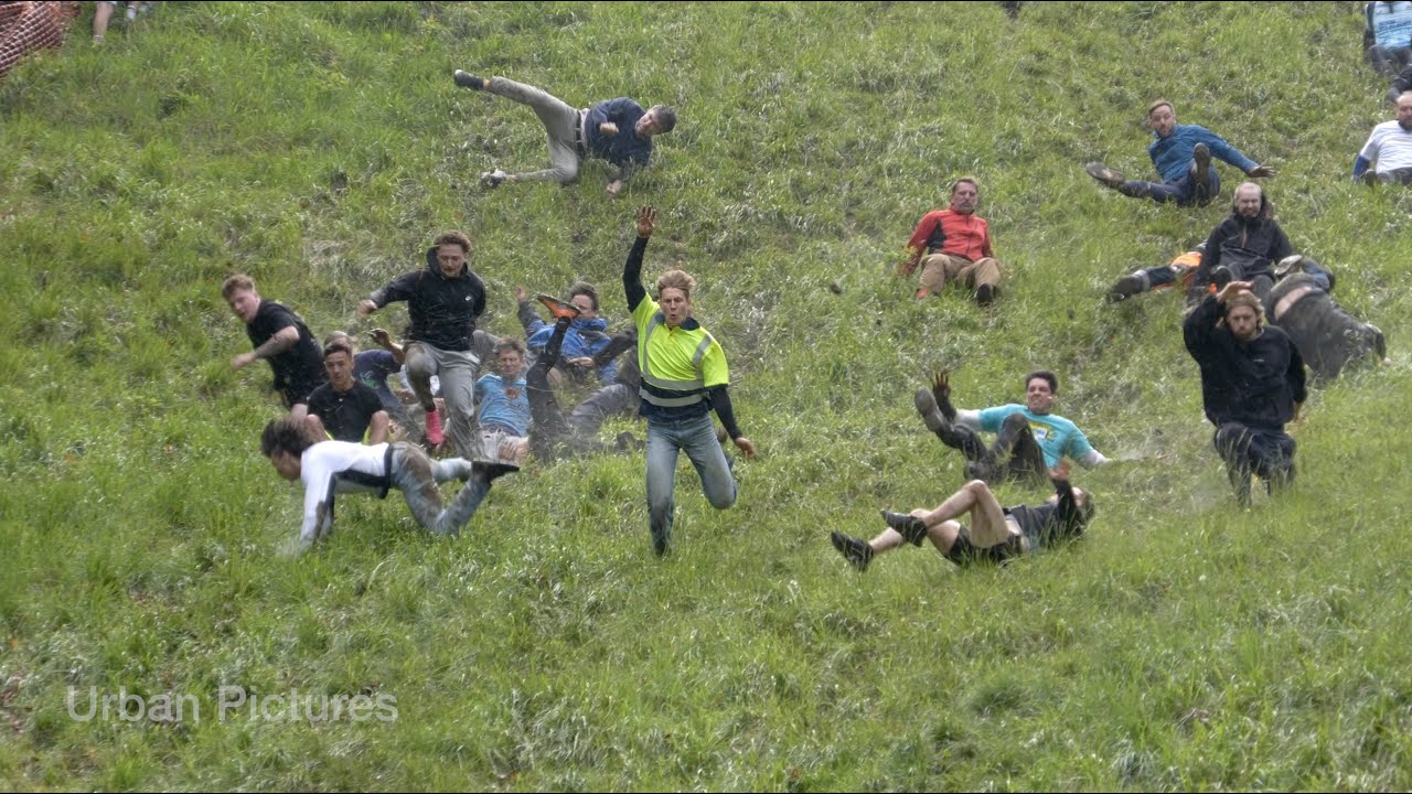 Острые ощущения и брызги во время конкурса Cheese Rolling 2024 в Великобритании