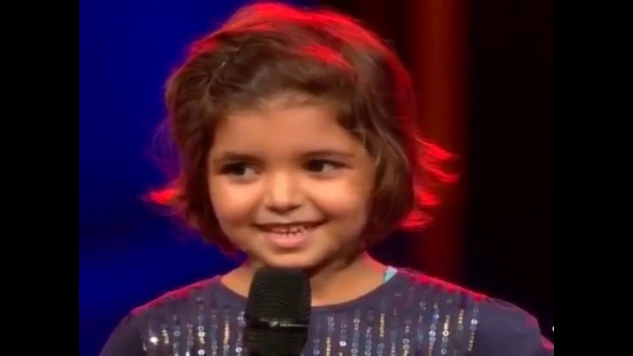 شاهد مراد بوز يغني مع معجبته الصغيره مترجم