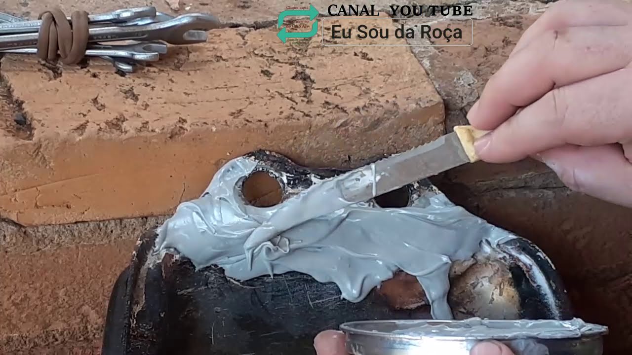 Como reparar os furos no tanque de combustível de uma moto