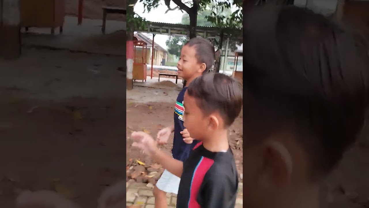 Aa izzan lagi jalan pagi sama teman TK