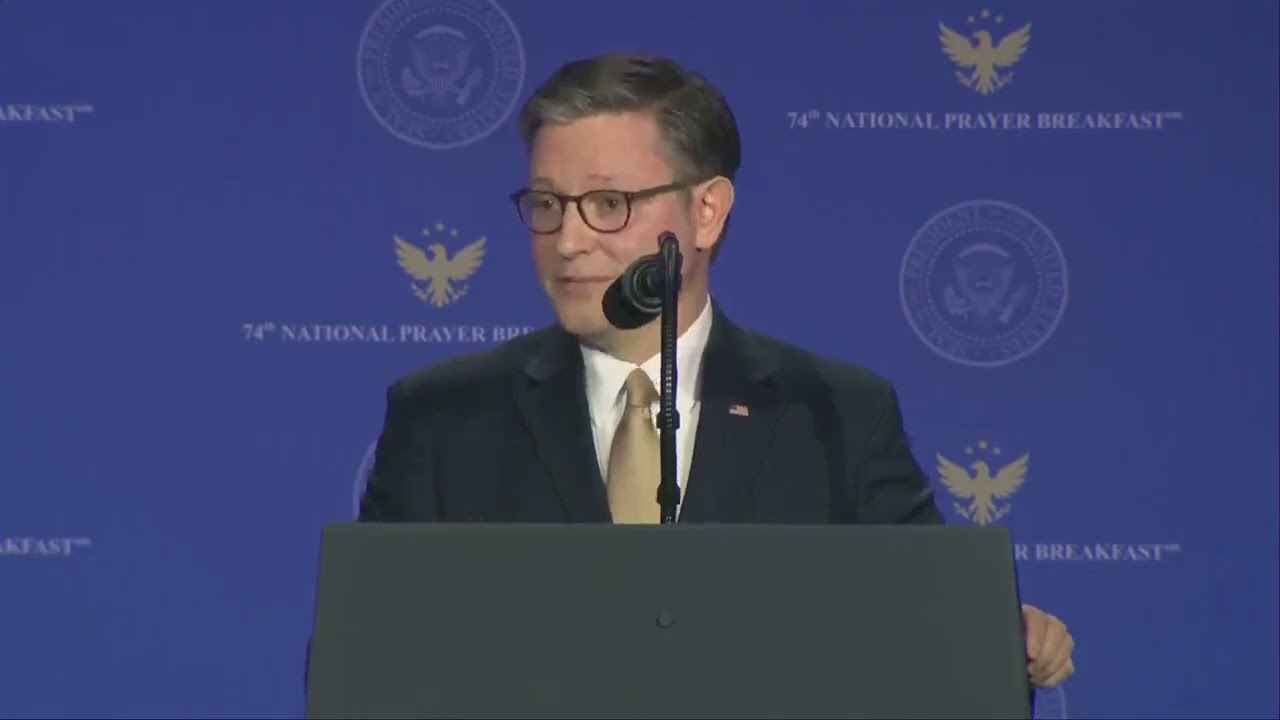Выступая на 74-м Национальном молитвенном завтраке, спикер Джонсон произносит речь.