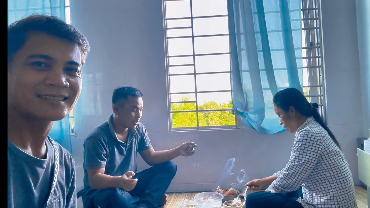 Hôm nay thầy đi thăm 2 học trò Xuân Thảo sau nhiều ngày Xuân đầu bụng nằm trong bệnh viện 
