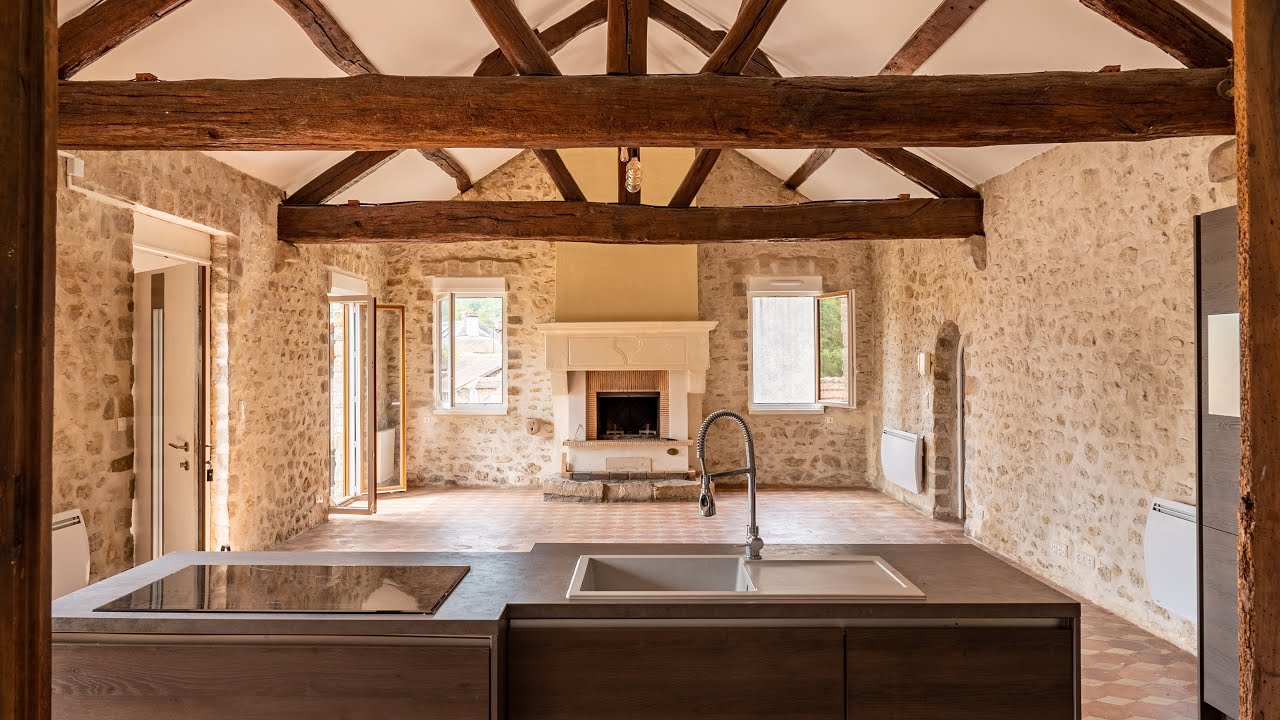 Maison atypique en pierres à Saint Chéron