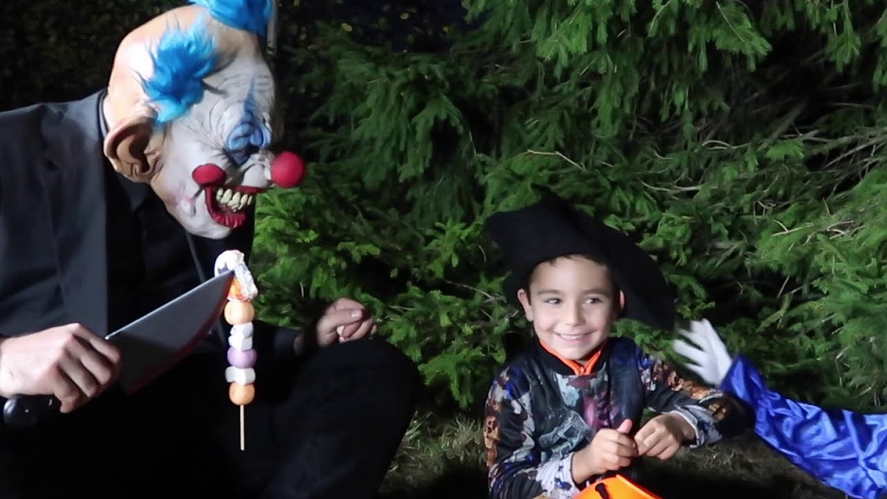 CHASSE AUX BONBONS D'HALLOWEEN vs CLOWNS