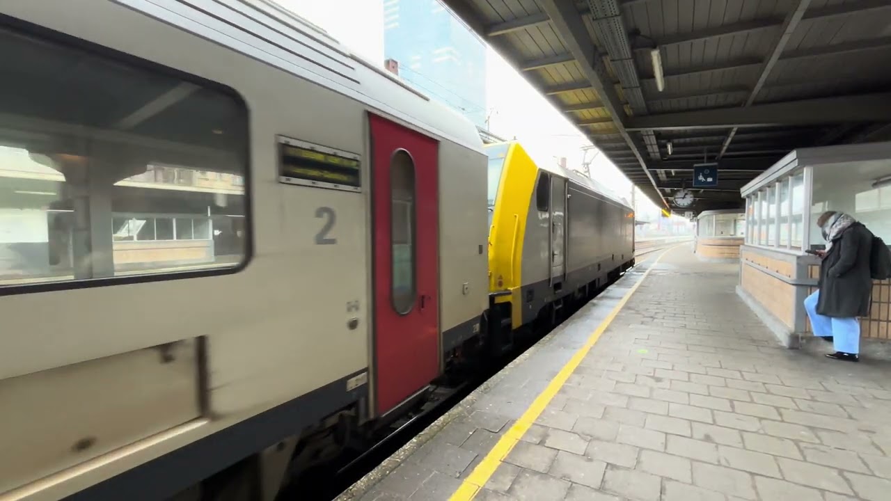 HLE2871 + I11 + HLE2802 als EC 9239 te Brussel-Zuid