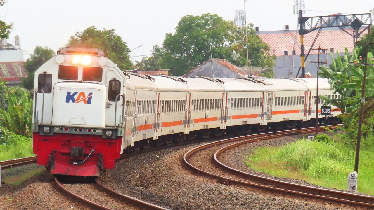 Kumpulan Kereta Api Elit di Stasiun Tegal : KA Argo Anggrek, Matarmaja, Argo Cheribon, Tegal Bahari