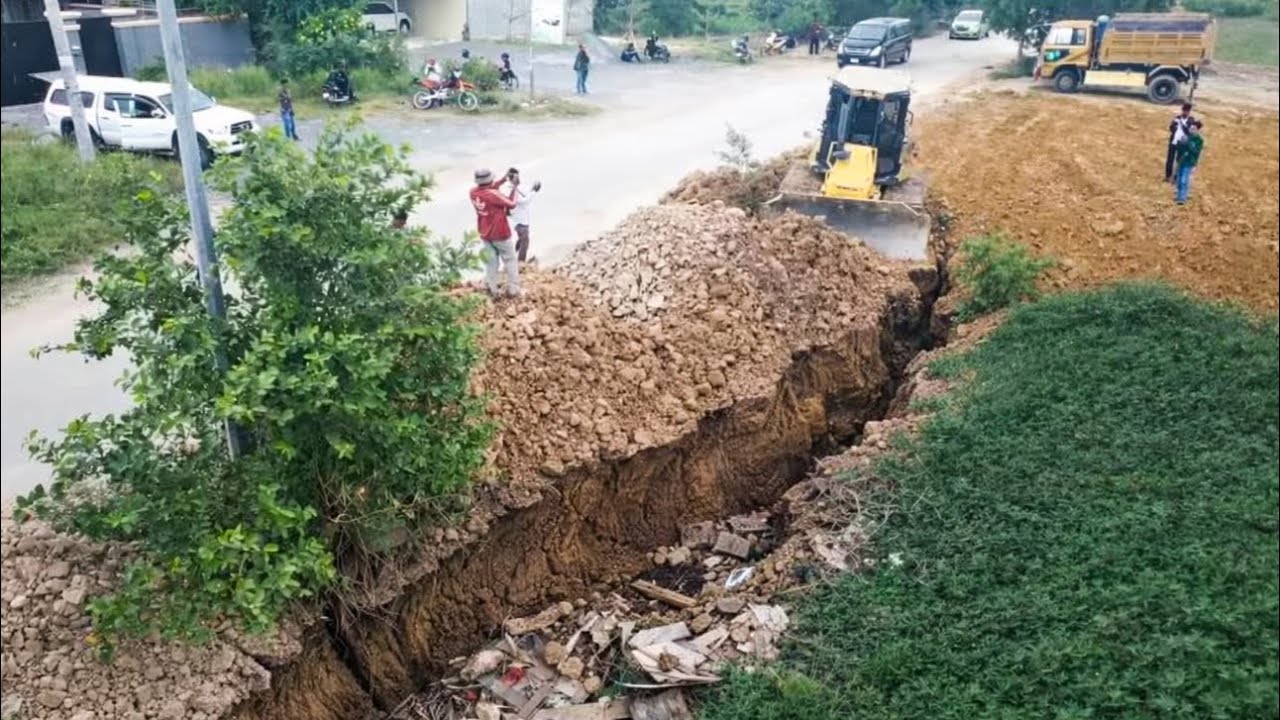 Dozer Dr51p Komatsu Pushing Soil Filling Crack On Big Land With 5T Dump Trucks