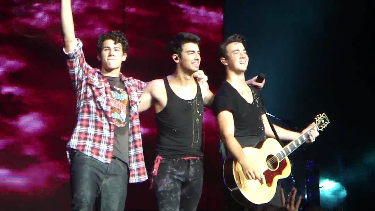 Jonas Brothers - When You Look Me In The Eyes (Chicago 8/7)
