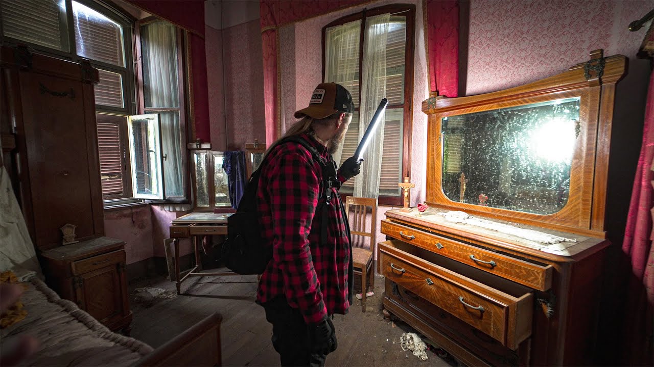 È RIMASTO TUTTO FERMO DA 30 ANNI IN QUESTA ENORME VILLA ABBANDONATA, CI SONO TUTTI I MOBILI