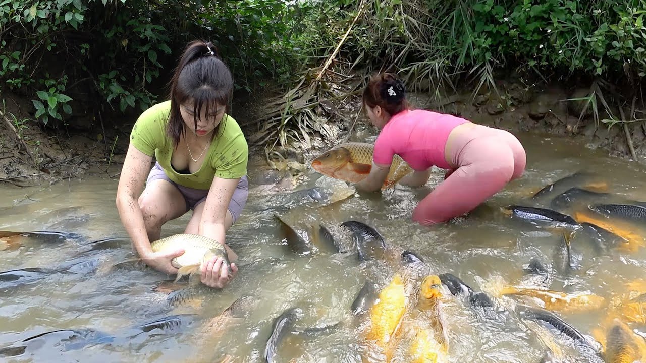 The Young Girl's Excellent Fishing Skills on The River and Lakes, Catching a Lots of Fish