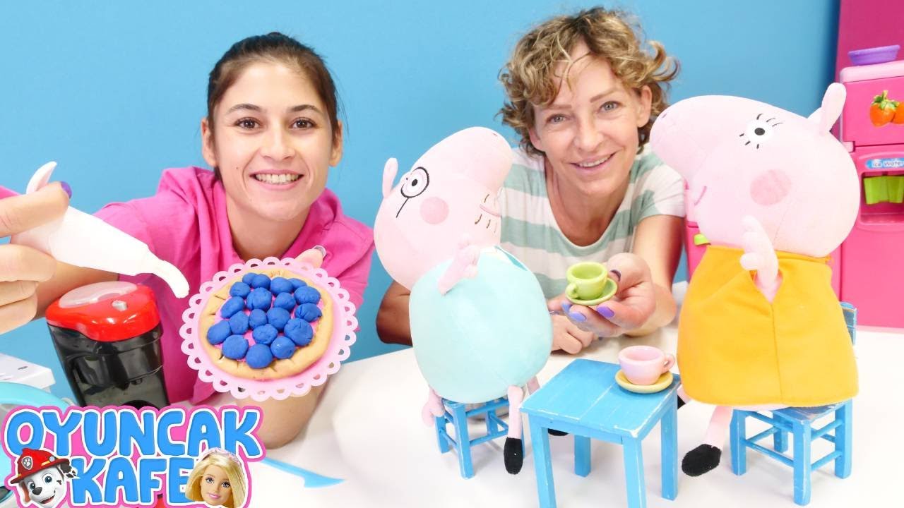 Oyuncak Kafe videosu. Anne ve Baba domuz için Play Doh hamurundan meyveli  turta yapımı