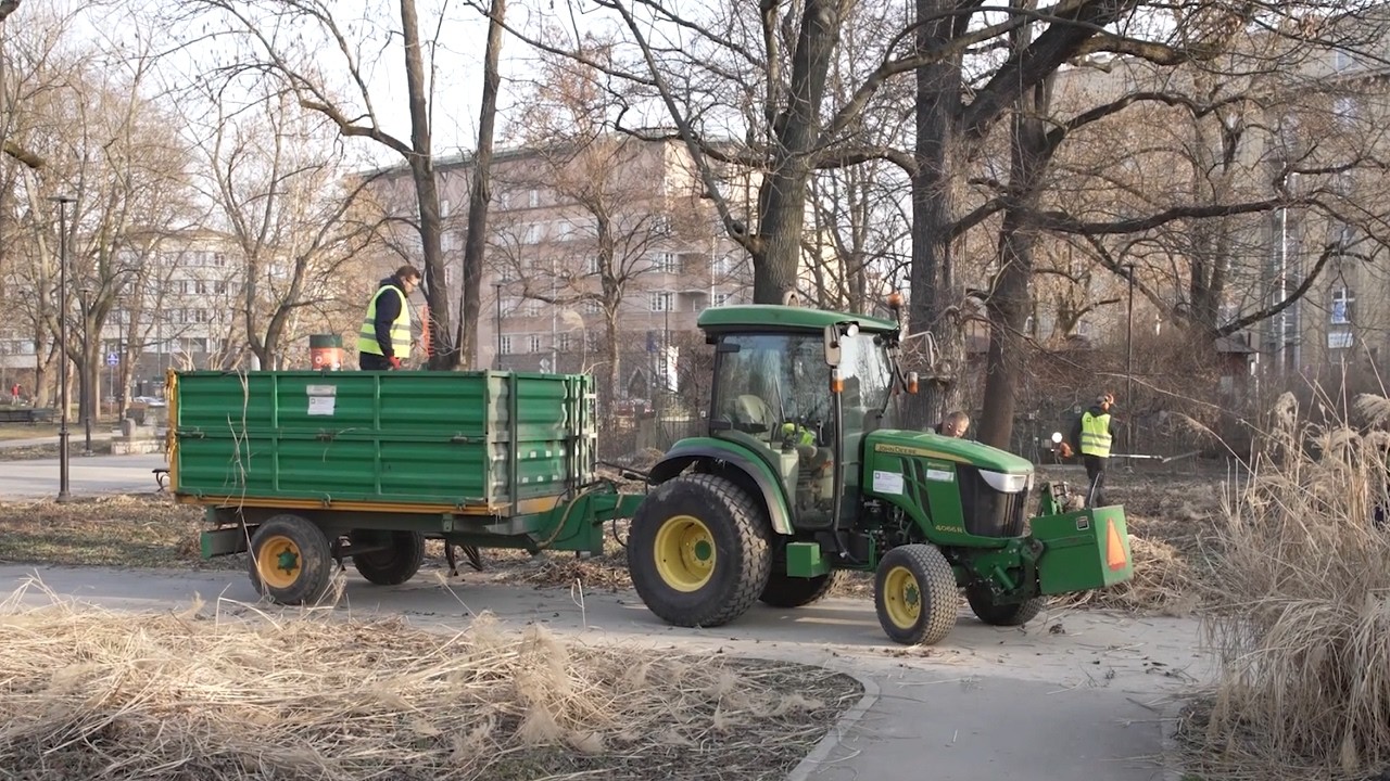 Wiosenne porządki w krakowskich parkach już trwają