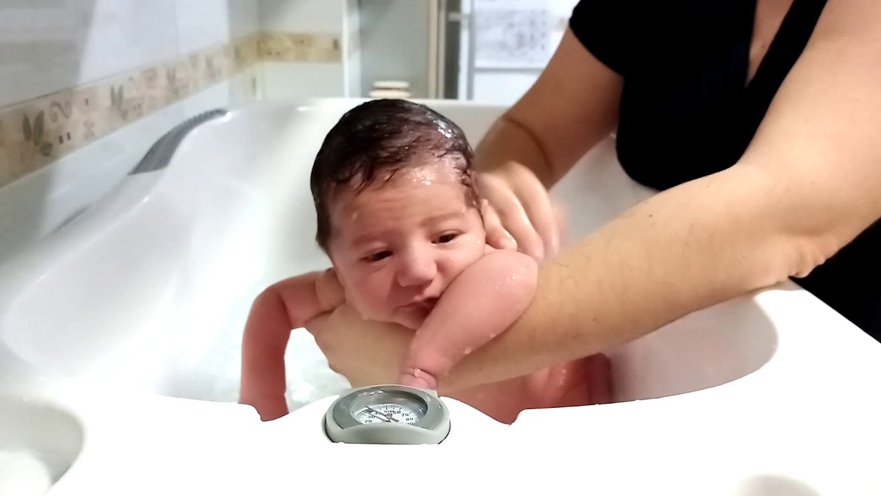 Cómo bañar a un bebé recién nacido!  How to  bathe a newborn baby.