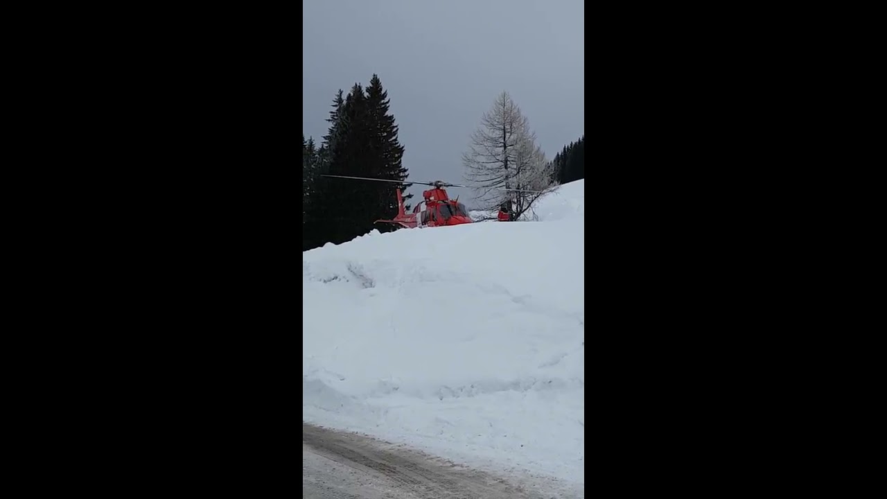 Hubschrauber Start der Rega im Skigebiet im Schnee