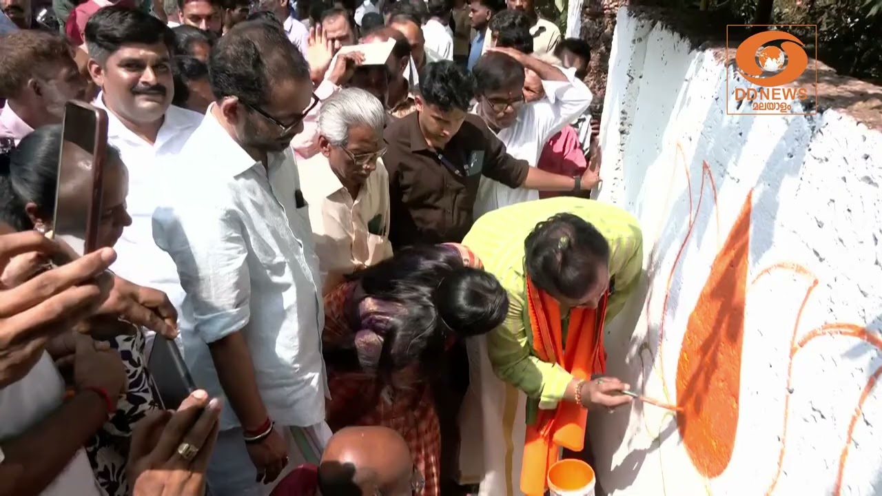 കെ. സുരേന്ദ്രനു വേണ്ടി ചുവരെഴുത്ത് നടത്തി കേന്ദ്ര സഹമന്ത്രി സുരേഷ് ഗോപി