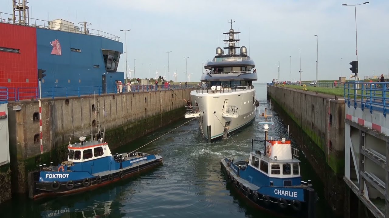 Amels 8001 terug van proefvaart