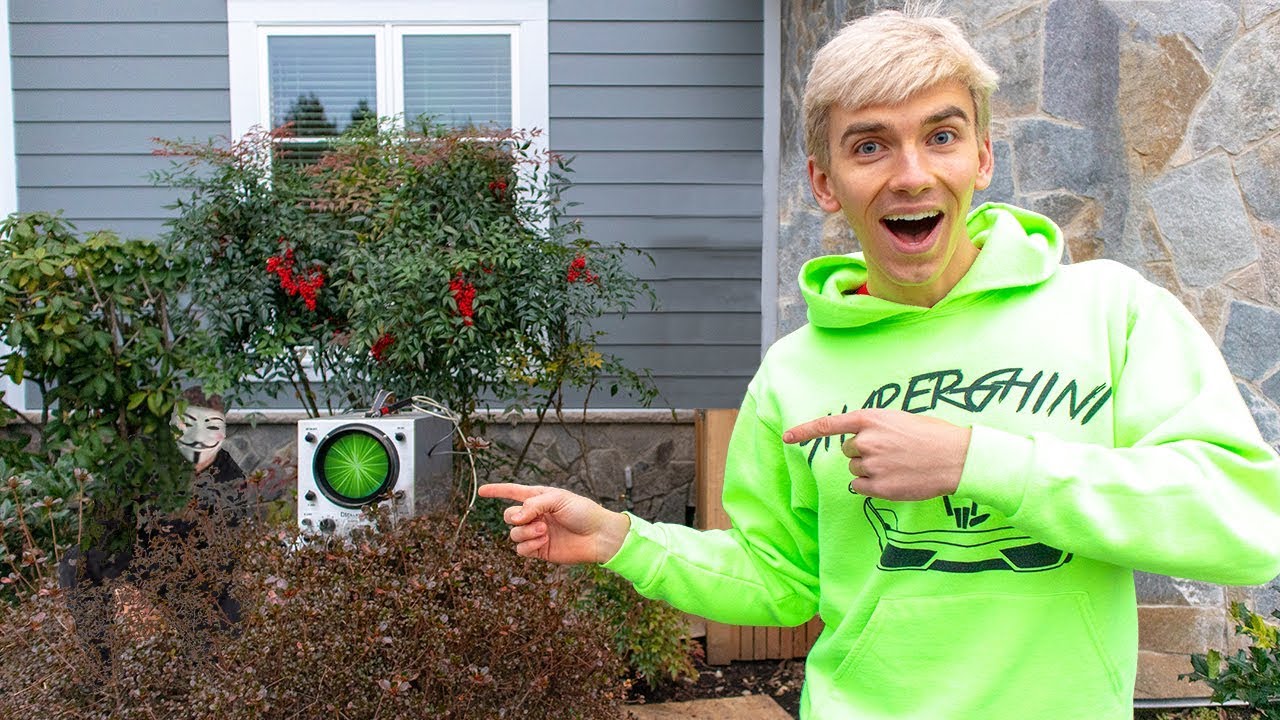 GAME MASTER FOUND with SPY GADGET MACHINE HIDING IN SHARER FAM HOUSE (top secret announcement clues)