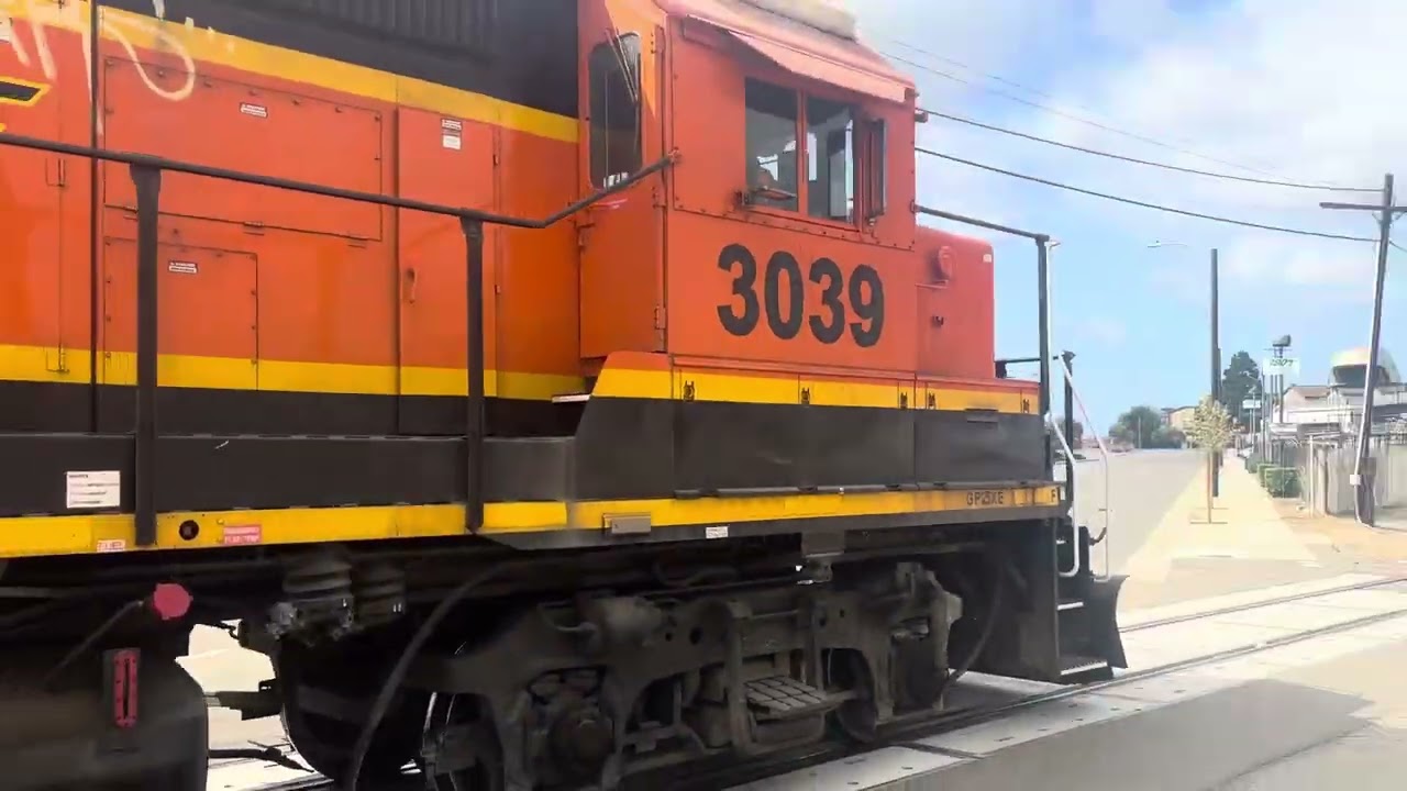 BNSF 3039 leads the local towards the Alcoa Yard and El Segundo Yard after passing Sepulveda Blvd 